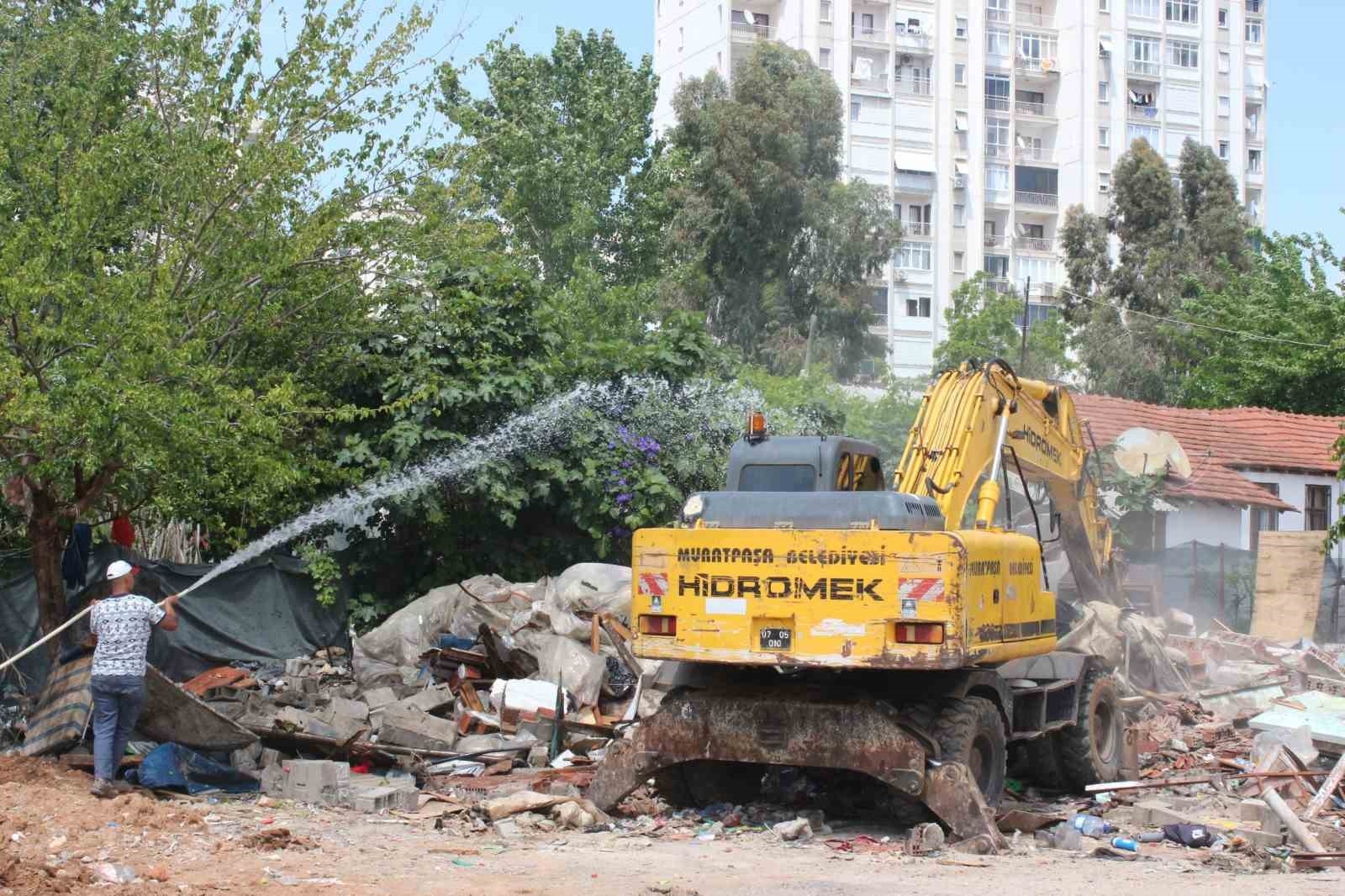 Mahalleliyi isyan ettiren metruk çöp ev, yıkıldı !