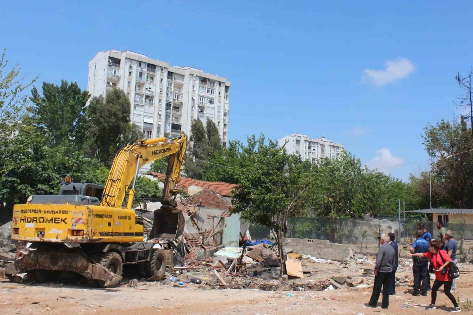 Mahalleliyi isyan ettiren metruk çöp ev, yıkıldı !
