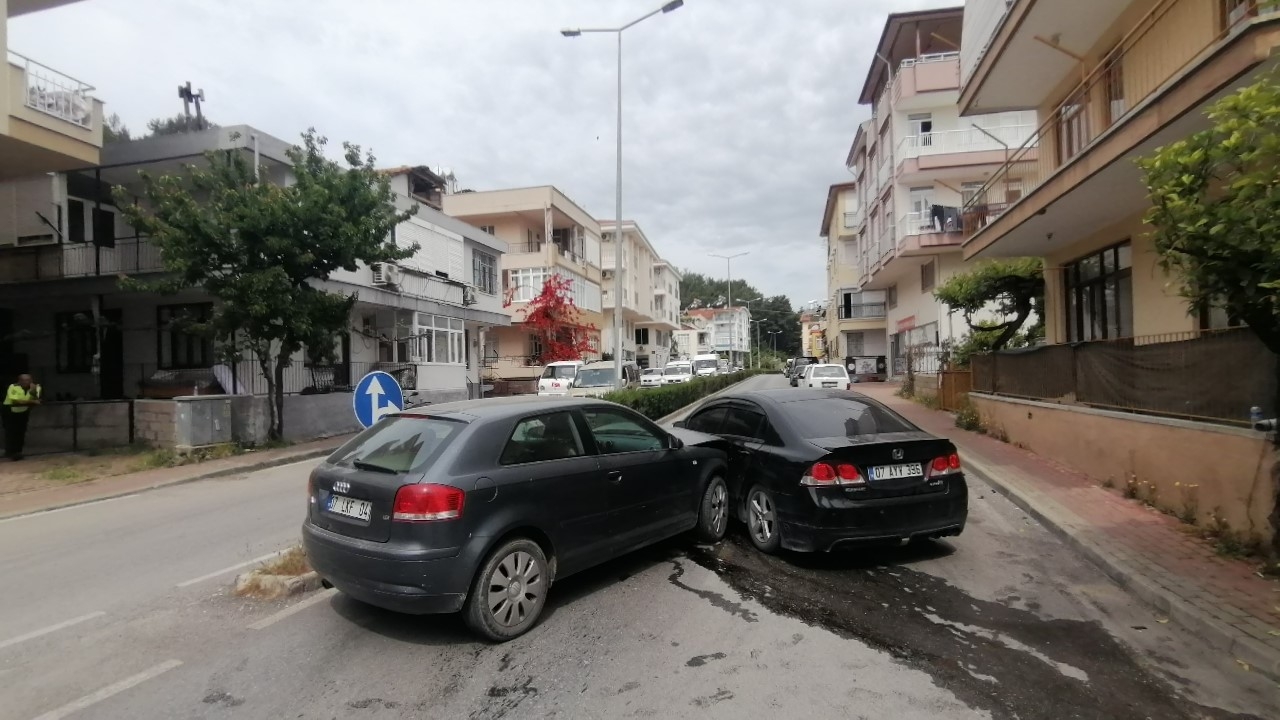 Manavgat'ta iki otomobil çarpıştı: 1 yaralı