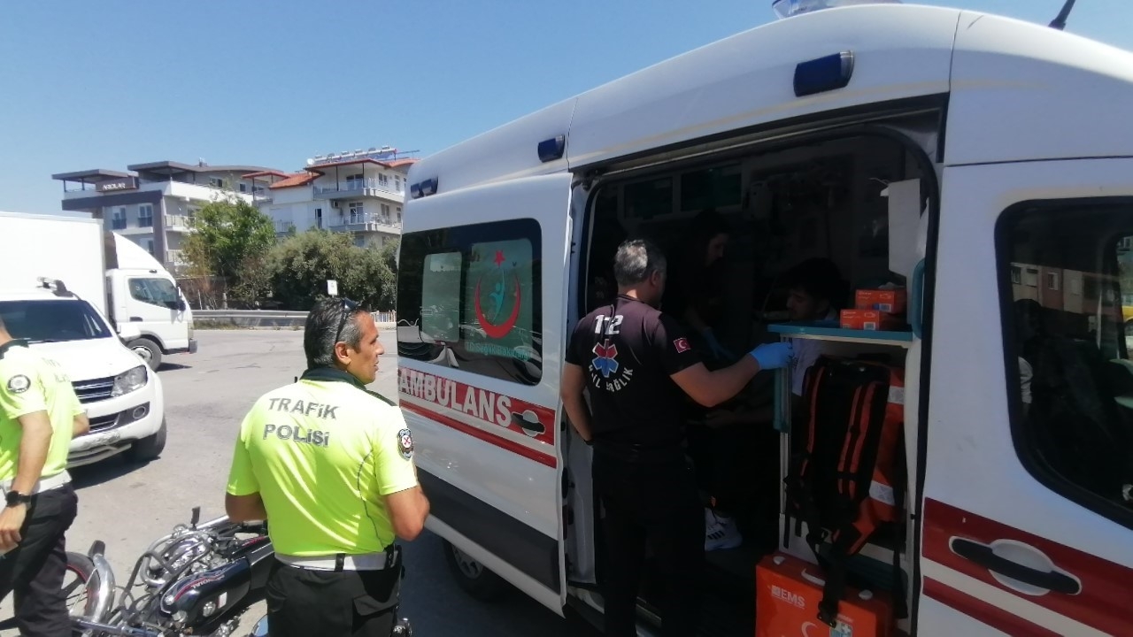 Manavgat'ta kamyonet ile otomobil çarpıştı: 2 yaralı