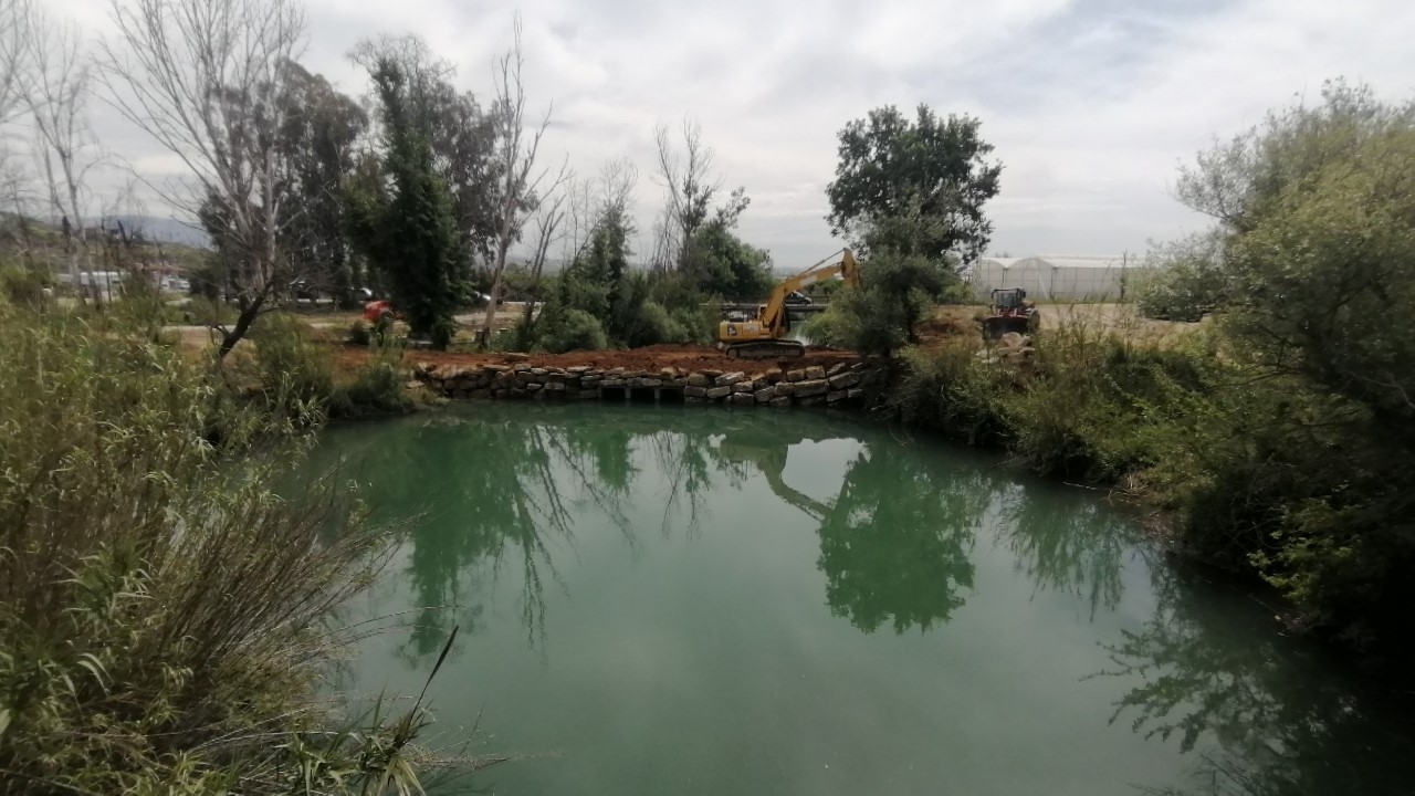 Manavgat'ta Naras Çayı'na geçici köprü