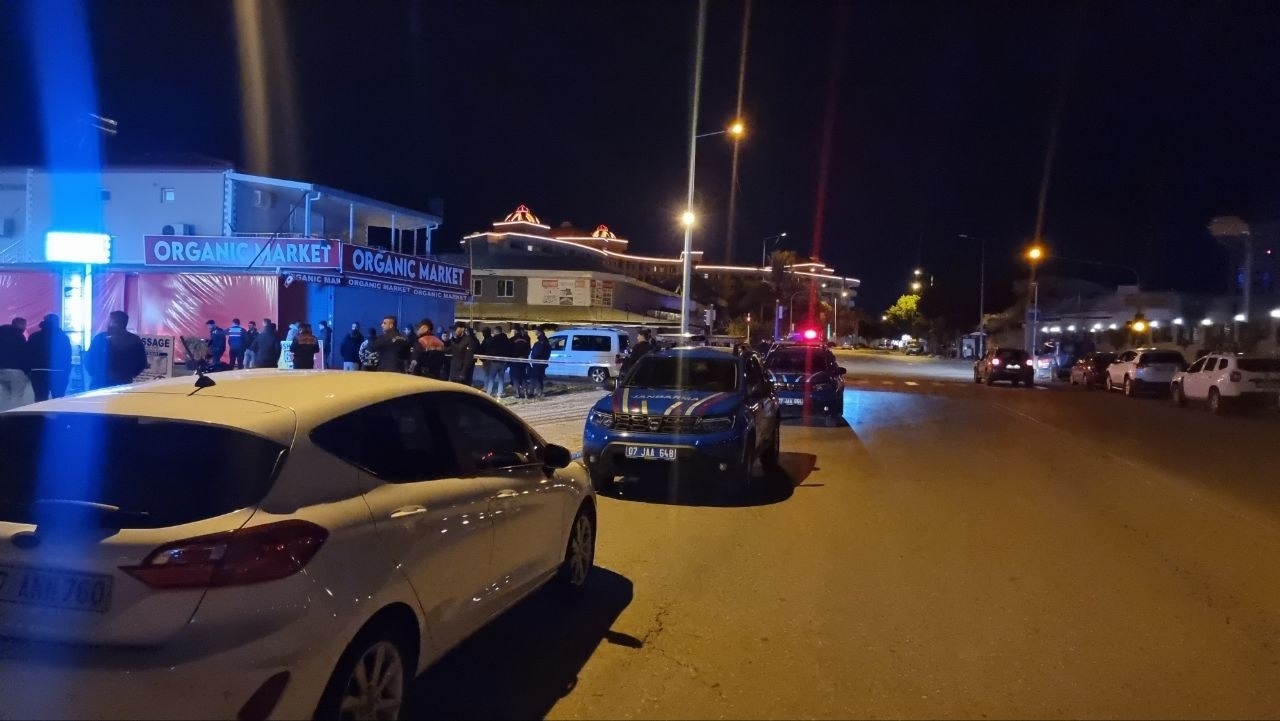 Manavgat'ta silahlı ağaç sökme ve branda kesme kavgası: 2'si ağır 5 yaralı