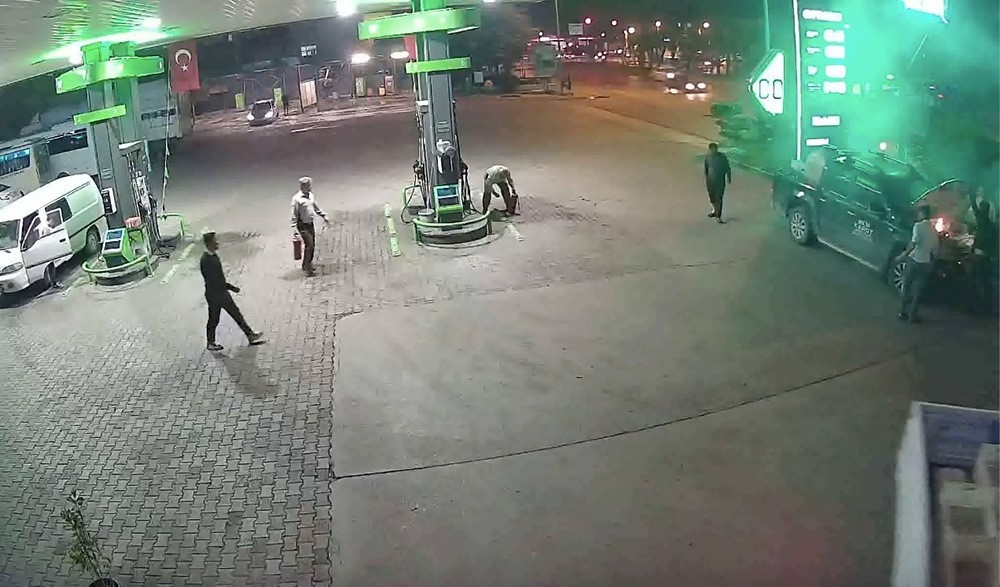 Motorunda yangın başlayan kamyonettekilerin akaryakıt istasyonunda 'pes' dedirten sakinliği