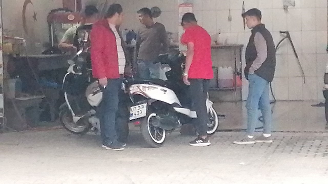 Motosikletin otomobile çarptığı anlar kameraya yansıdı