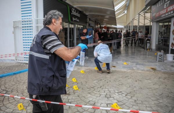 Motosikletle gelip, iş yeri önündeki 2 kişiye kurşun yağdırdı