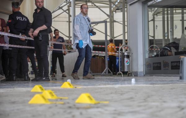 Motosikletle gelip, iş yeri önündeki 2 kişiye kurşun yağdırdı