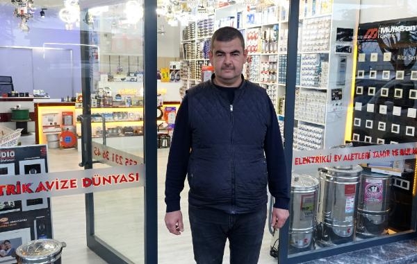 Muhtar kaldırımda parasını düşüreni belediye anonsuyla arıyor