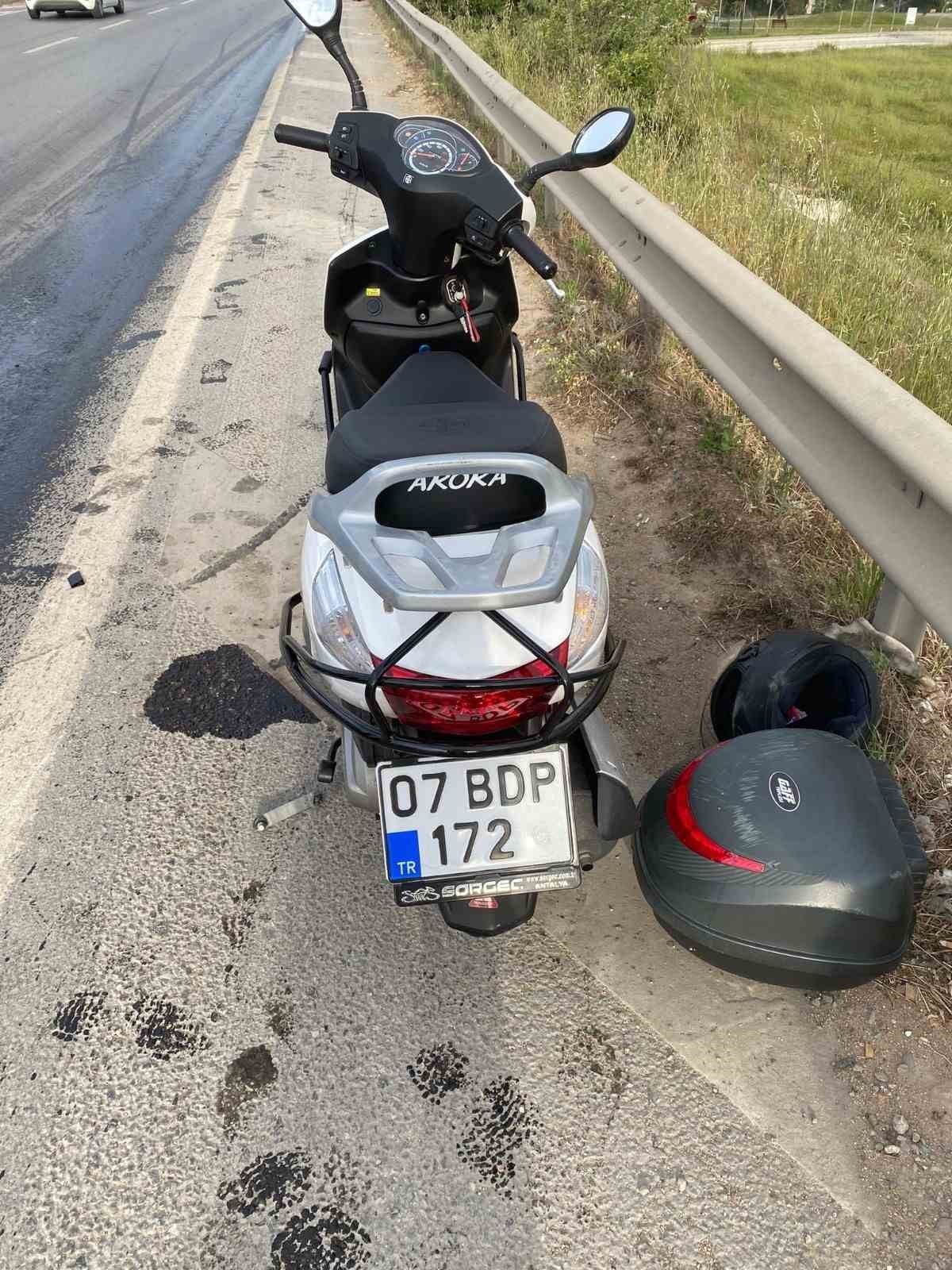 Otobüsün motorundan yola dökülen yağ, motosikletlileri hastanelik etti