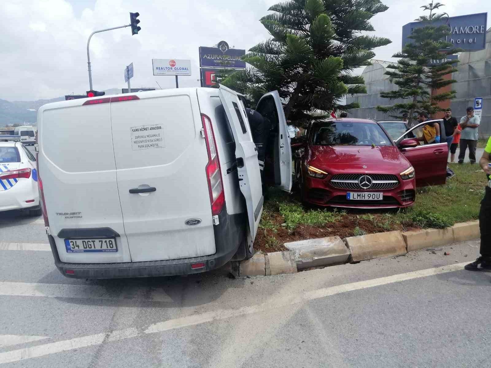 Otomobil ile kamyonet çarpıştı: 5 yaralı