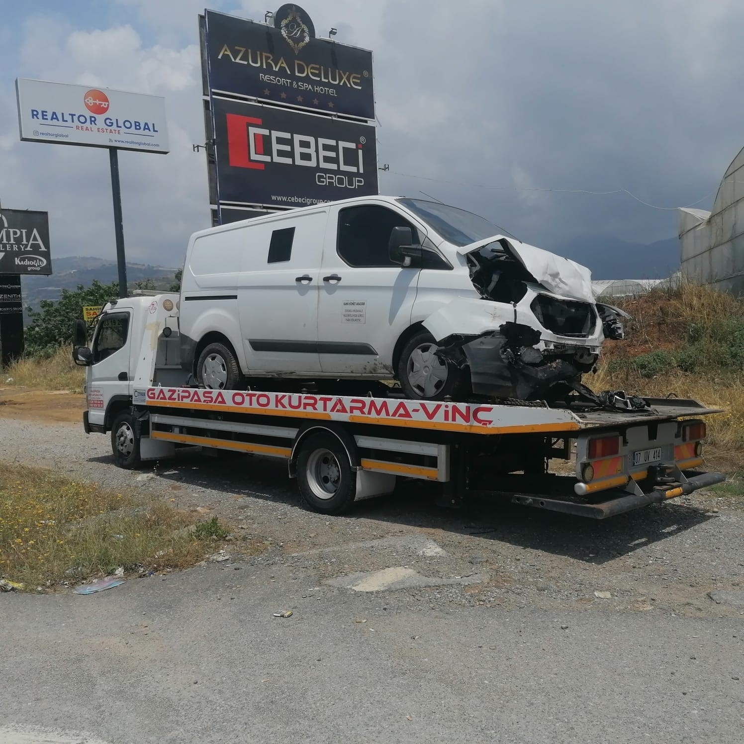 Otomobil ile kamyonet çarpıştı: 5 yaralı