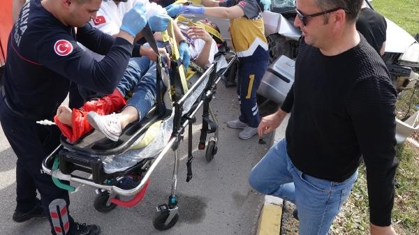 Otomobil önünde giden motosiklete çarptı: 1 ölü, 3 yaralı