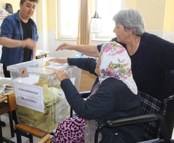 Oylarını kullanıp, pikniğe koştular