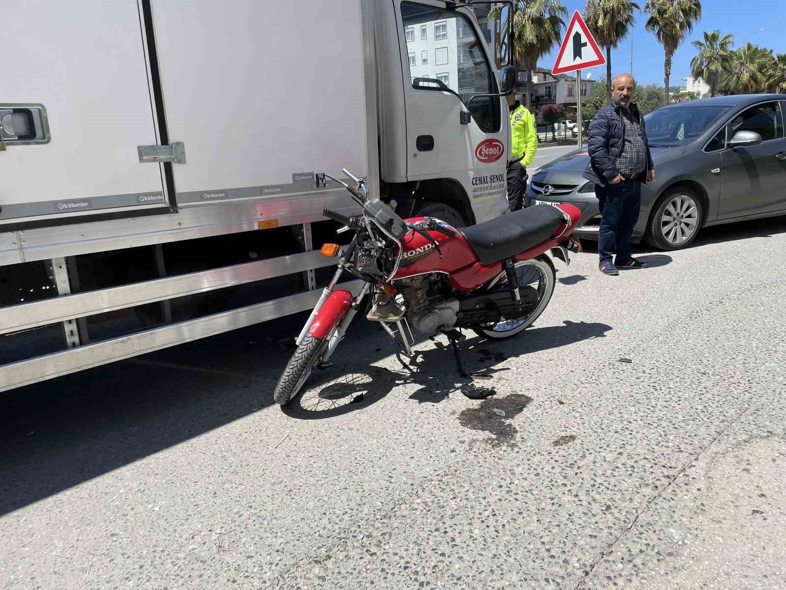 Park halindeki kamyonete çarptı