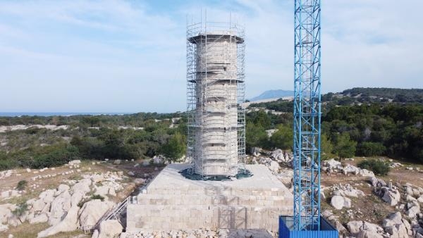 Patara Deniz Feneri'nin son basamağı yerine konuldu