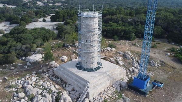 Patara Deniz Feneri'nin son basamağı yerine konuldu