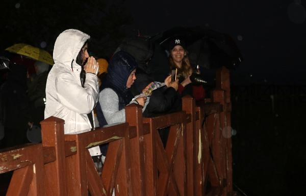 Sağanağa rağmen Hıdırellez dileklerini denizle buluşturdular