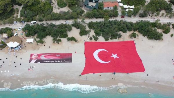 Sahilde bin metrekarelik bayrak açıp, su altında resim sergilediler