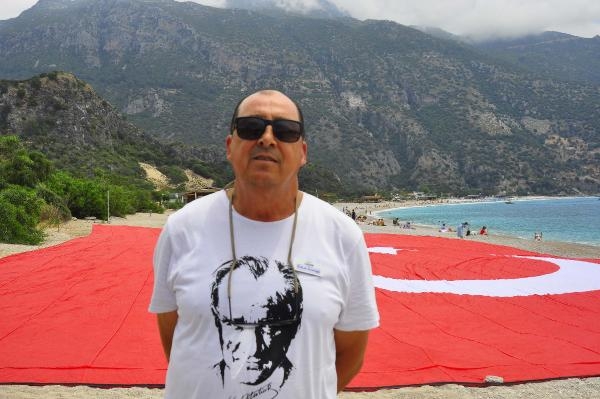 Sahilde bin metrekarelik bayrak açıp, su altında resim sergilediler