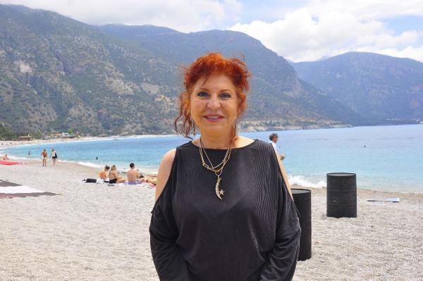 Sahilde bin metrekarelik bayrak açıp, su altında resim sergilediler