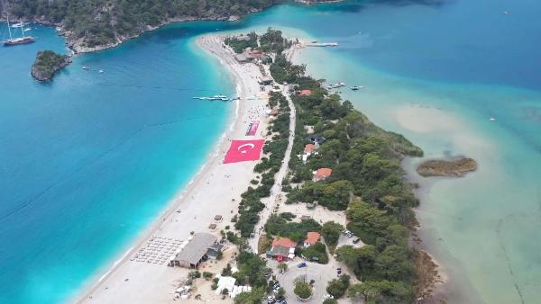 Sahilde bin metrekarelik bayrak açıp, su altında resim sergilediler
