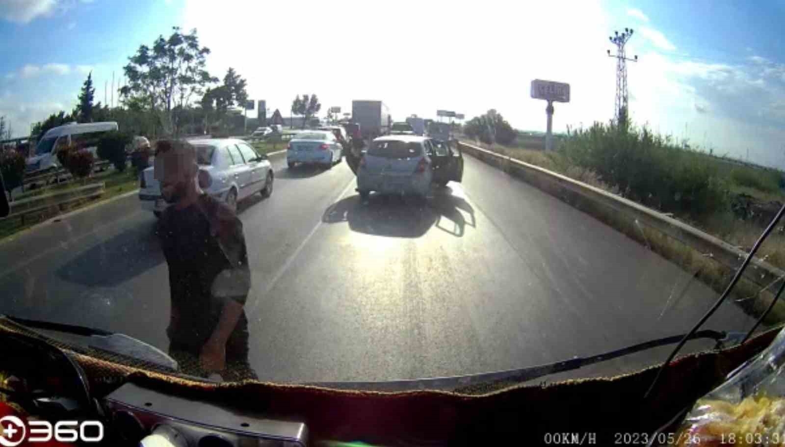 Trafik eşkıyaları iş başında ! Eşi ve çocuğunun yanında...