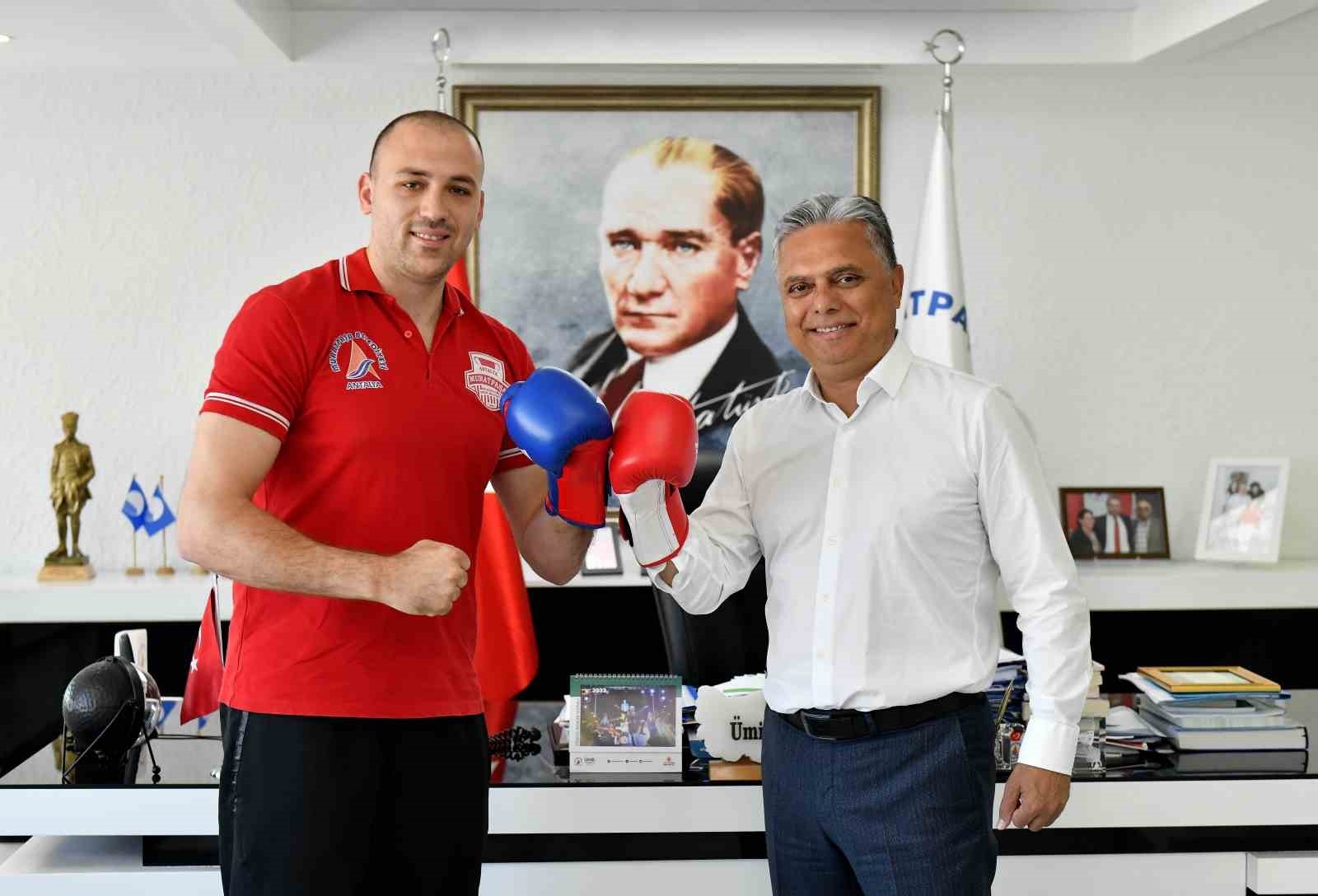 Tüm maçlarını nakavtla kazanarak, kupanın sahibi oldu