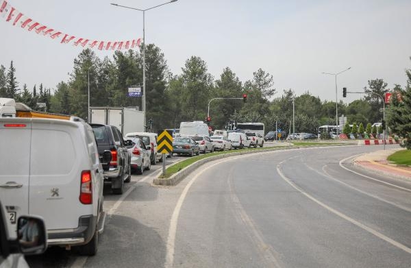 Uluslararası Havalimanı kavşağına çözüm aranıyor