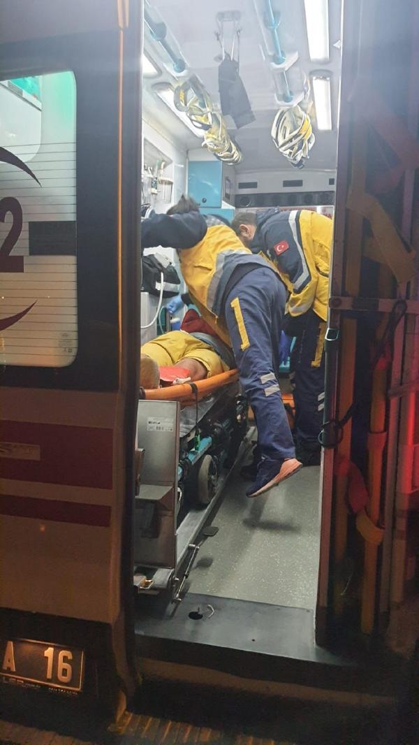 Yamaç paraşütüyle kayalıklara çakılan turist, 10 saatte kurtarıldı