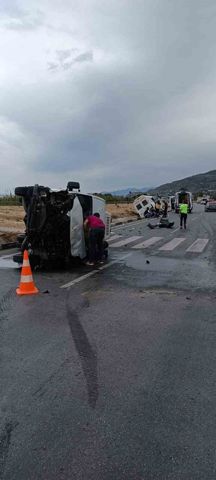Yolcu minibüsüyle kamyonet çarpıştı: 9 yaralı
