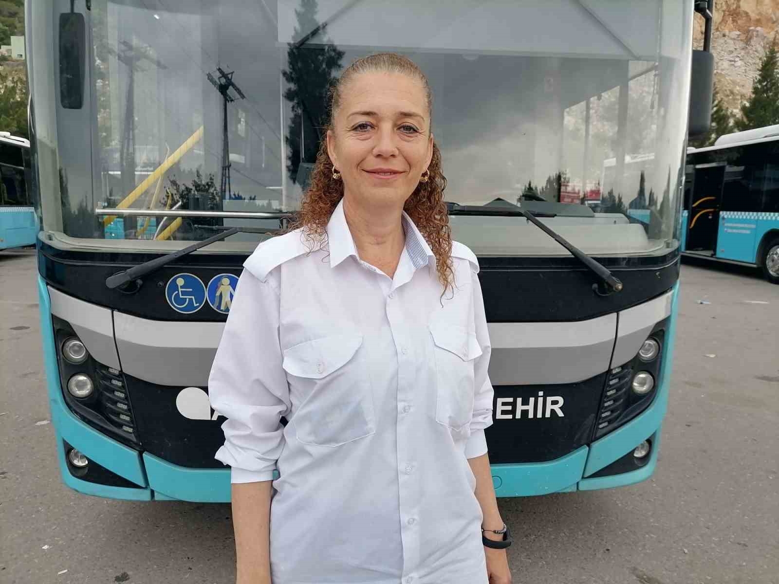 Yolcular, kadın sürücü için yumruk yumruğa kavga etti !