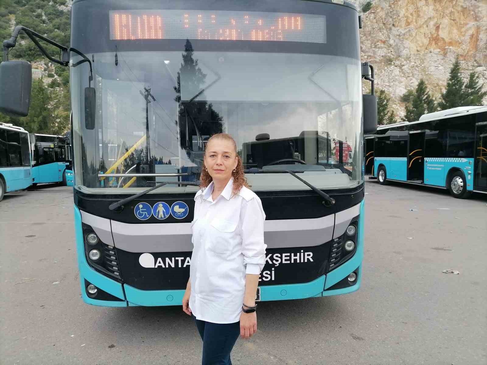 Yolcular, kadın sürücü için yumruk yumruğa kavga etti !