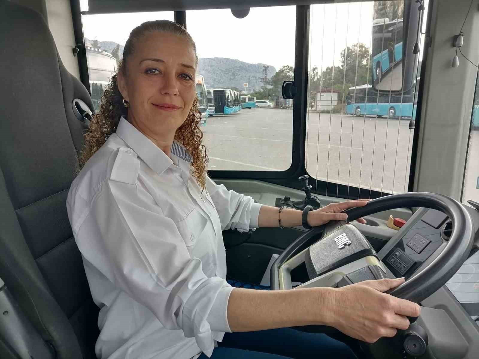 Yolcular, kadın sürücü için yumruk yumruğa kavga etti !