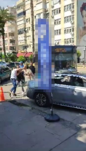 Yolcular, kadın sürücü için yumruk yumruğa kavga etti !