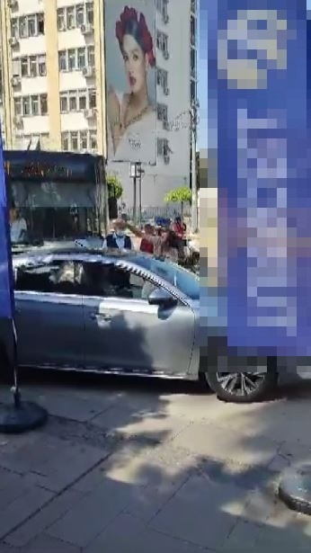 Yolcular, kadın sürücü için yumruk yumruğa kavga etti !