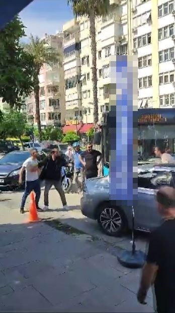 Yolcular, kadın sürücü için yumruk yumruğa kavga etti !
