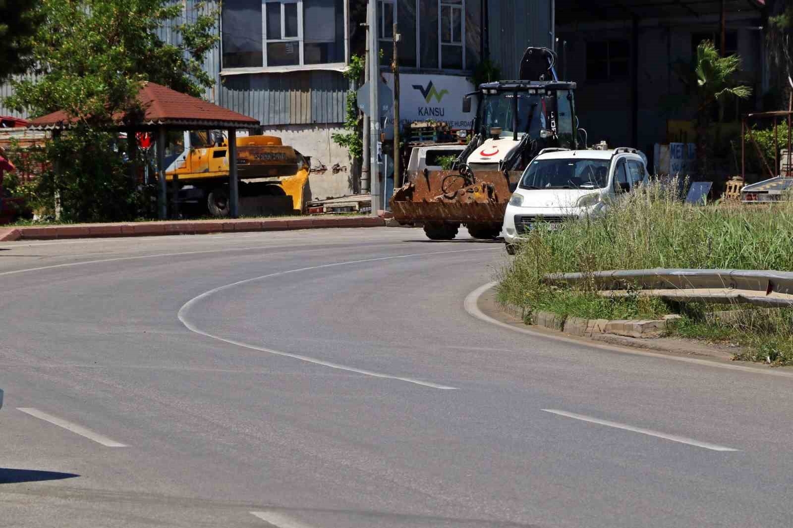 Akü değiştirken bir anda yola savruldular, o anlar kamerada
