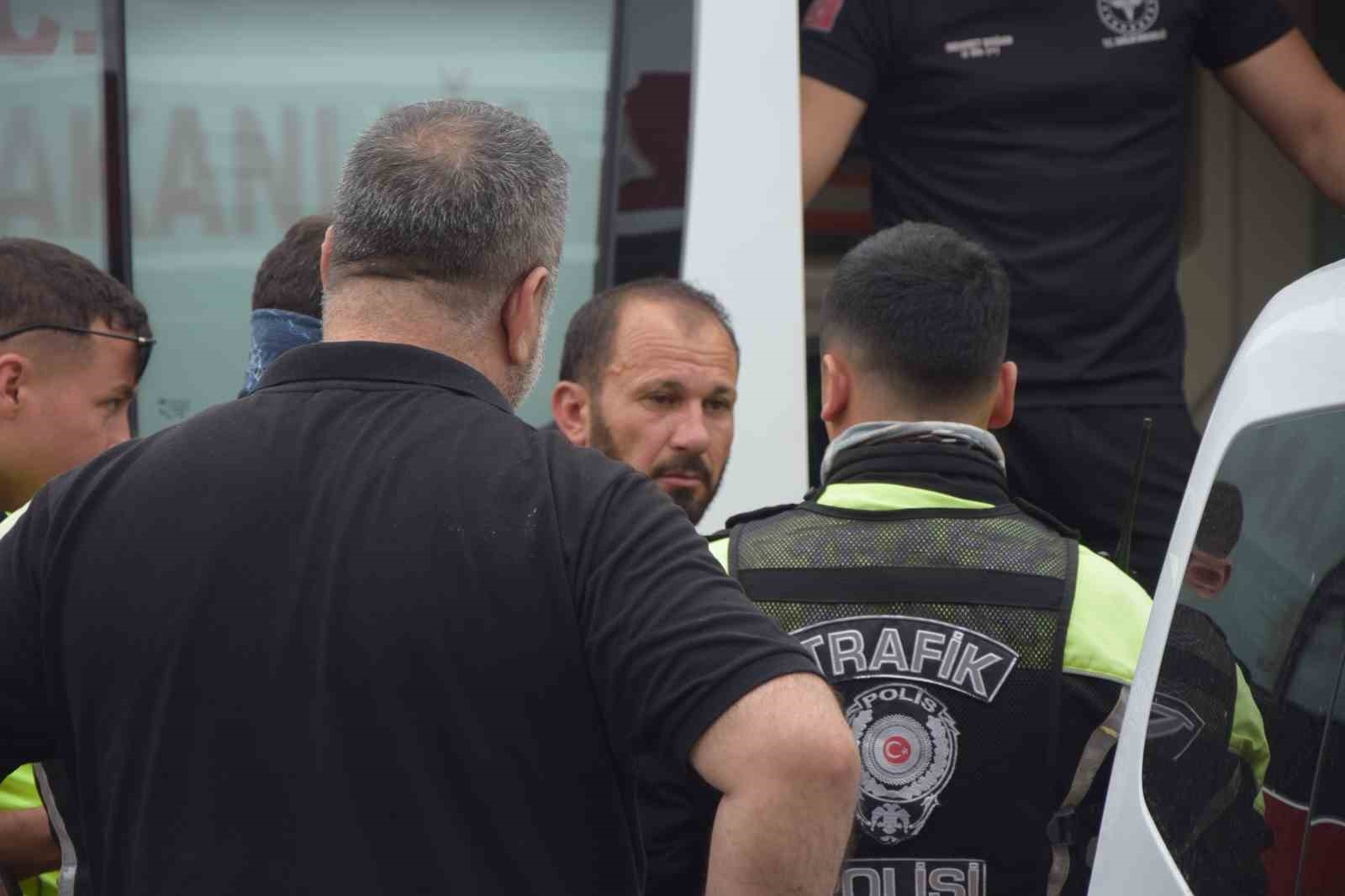 Alkollü sürücü önce park halindeki araca vurdu sonra araç içinde sızdı