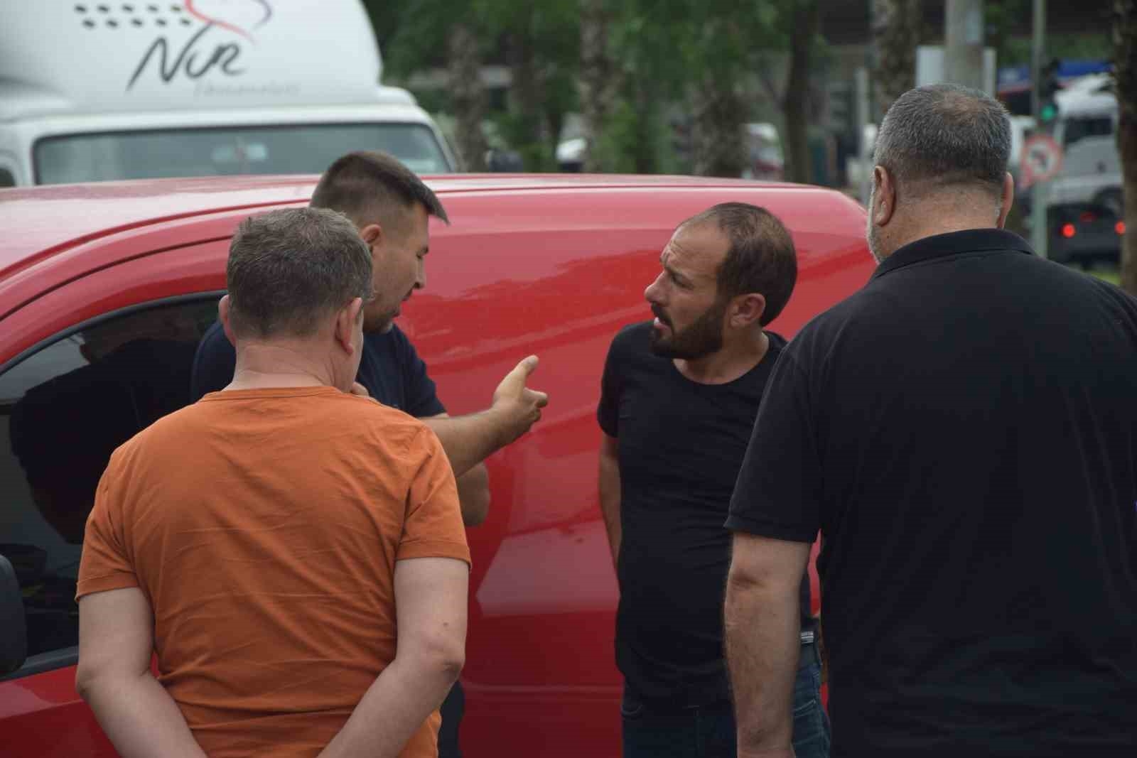 Alkollü sürücü önce park halindeki araca vurdu sonra araç içinde sızdı