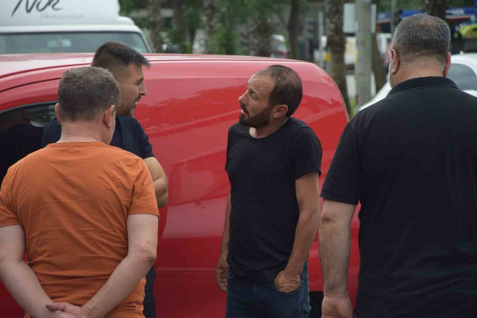 Alkollü sürücü önce park halindeki araca vurdu sonra araç içinde sızdı