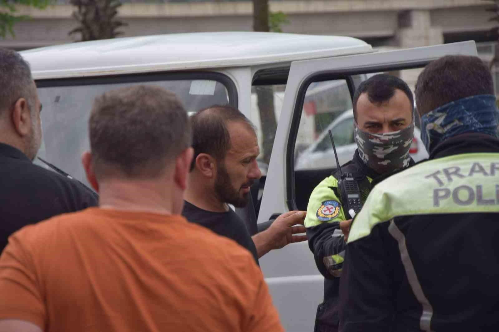 Alkollü sürücü önce park halindeki araca vurdu sonra araç içinde sızdı
