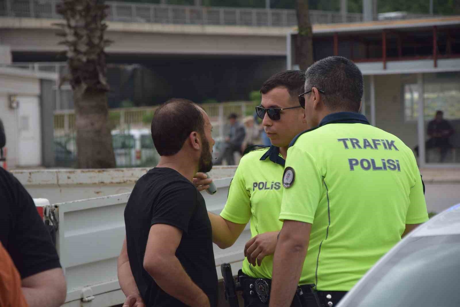 Alkollü sürücü önce park halindeki araca vurdu sonra araç içinde sızdı