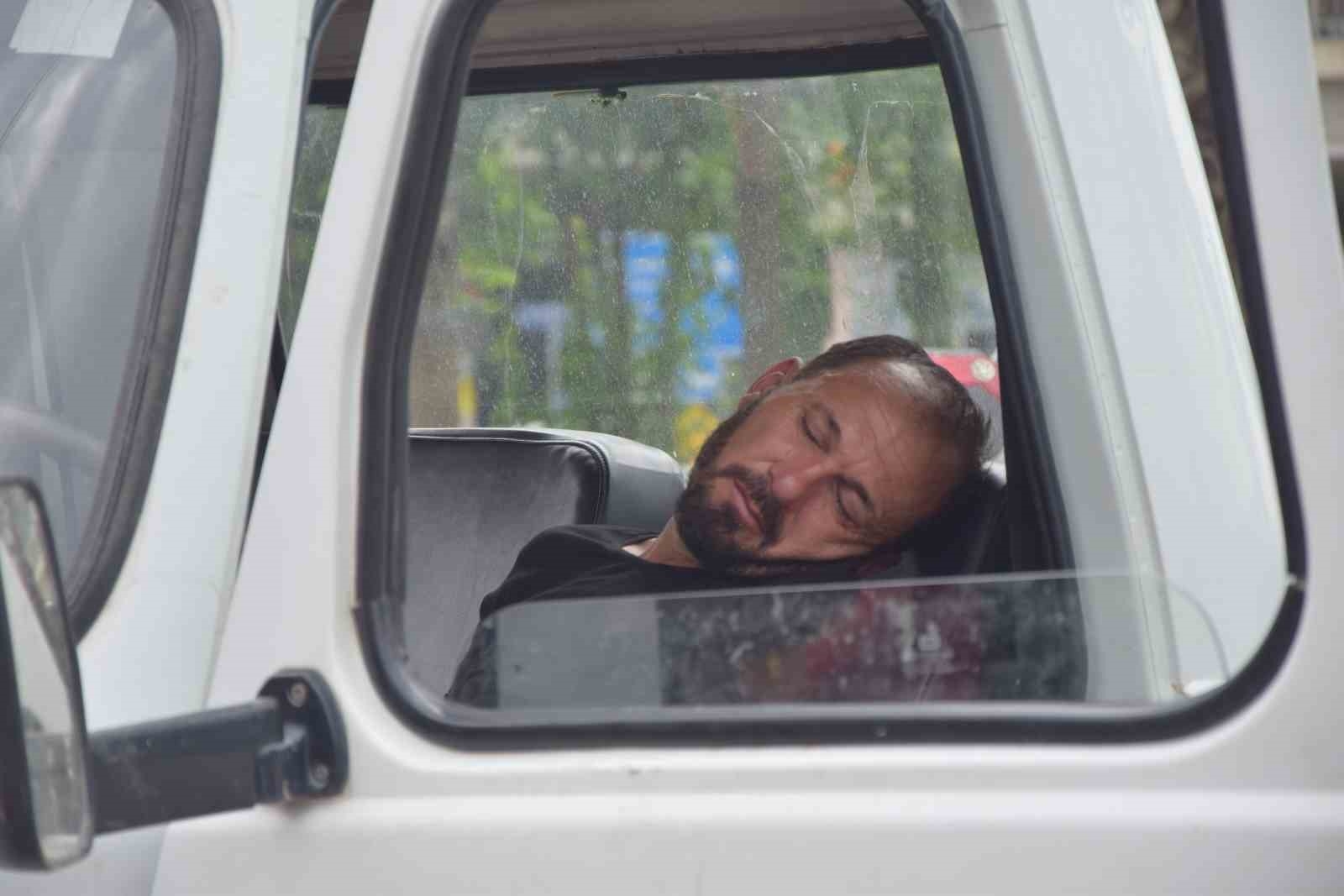 Alkollü sürücü önce park halindeki araca vurdu sonra araç içinde sızdı