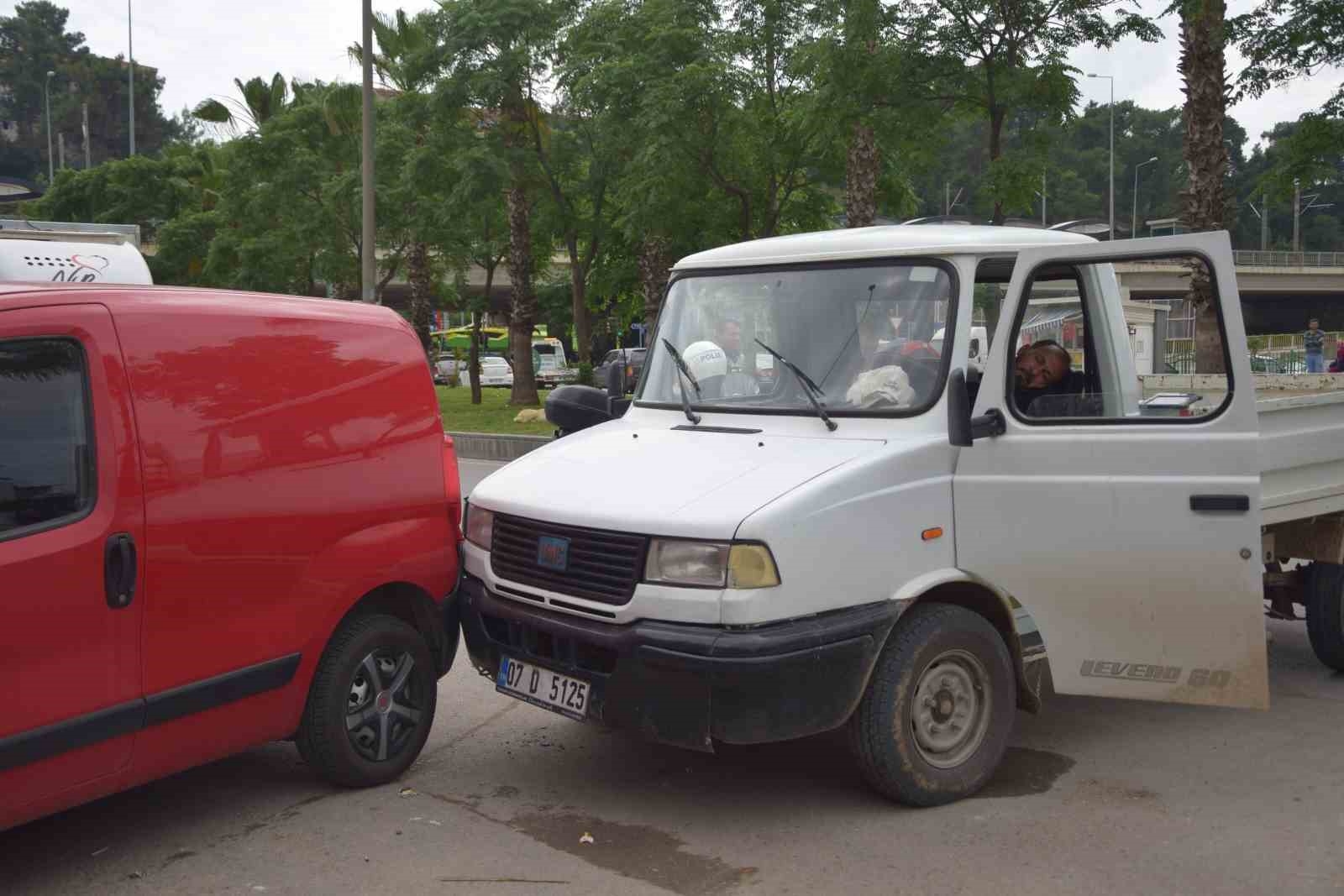 Alkollü sürücü önce park halindeki araca vurdu sonra araç içinde sızdı
