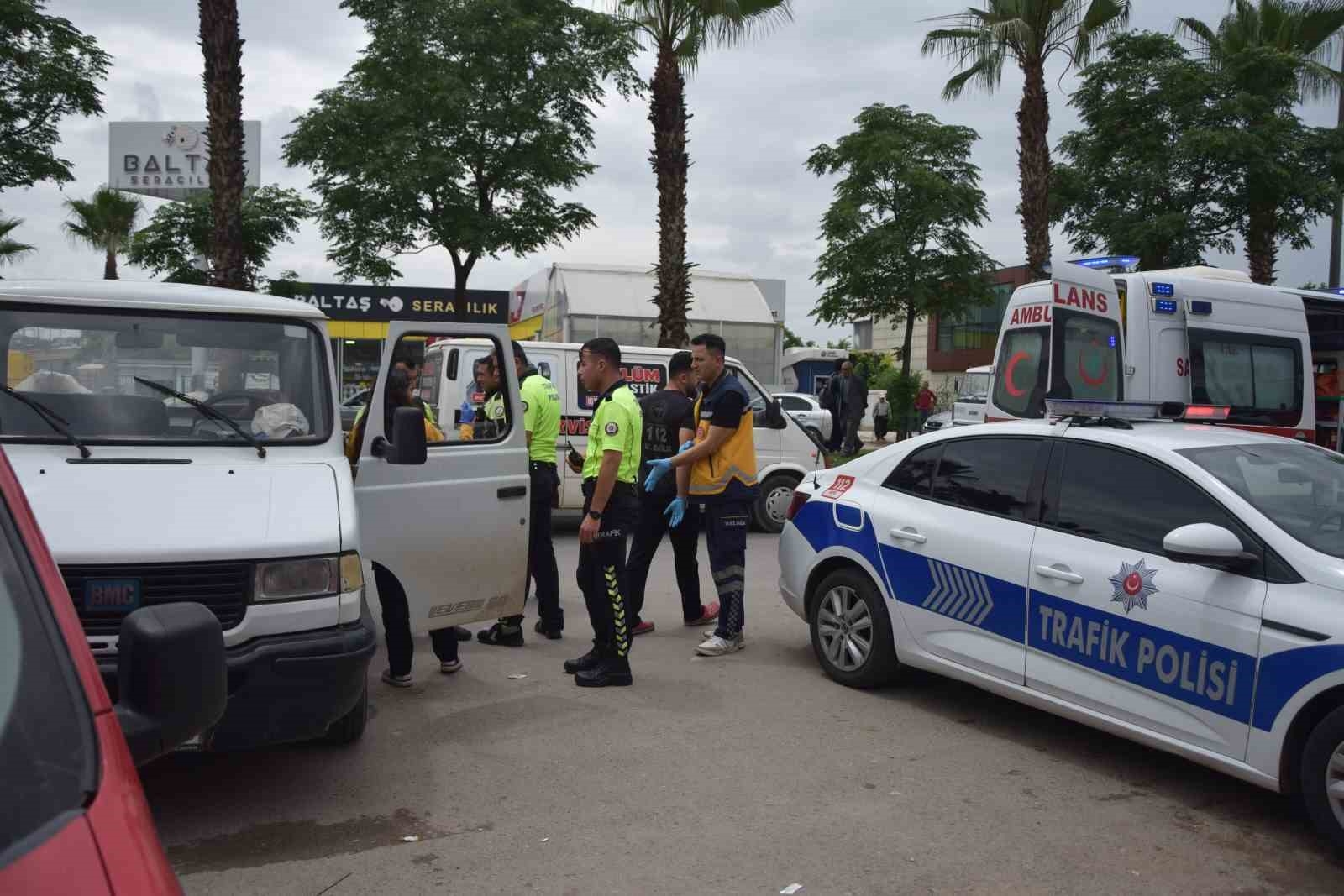 Alkollü sürücü önce park halindeki araca vurdu sonra araç içinde sızdı