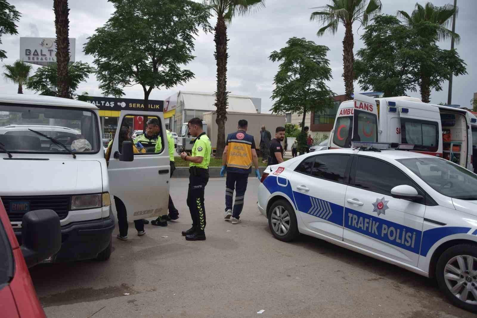 Alkollü sürücü önce park halindeki araca vurdu sonra araç içinde sızdı