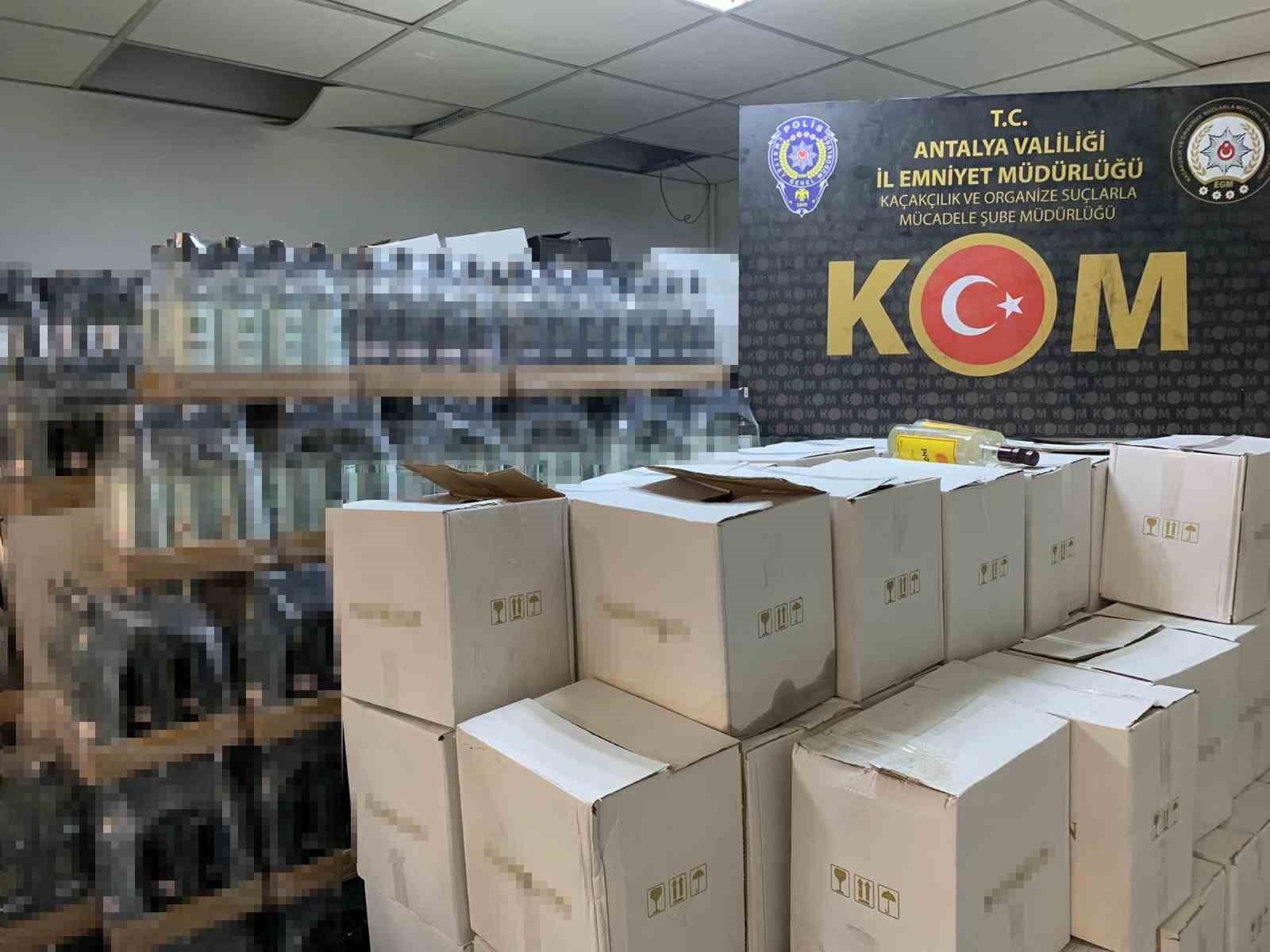 Antalya'da bir otelde 6 bin 919 şişe sahte alkol ele geçirildi
