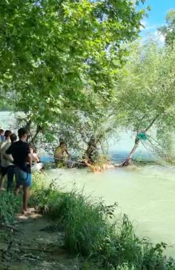 Antalya'da boğulmak üzere olan genci vatandaşlar halatla kurtardı