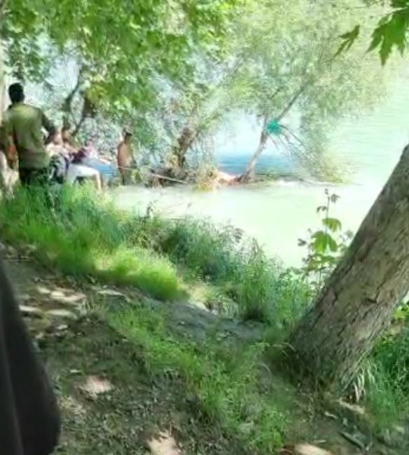 Antalya'da boğulmak üzere olan genci vatandaşlar halatla kurtardı