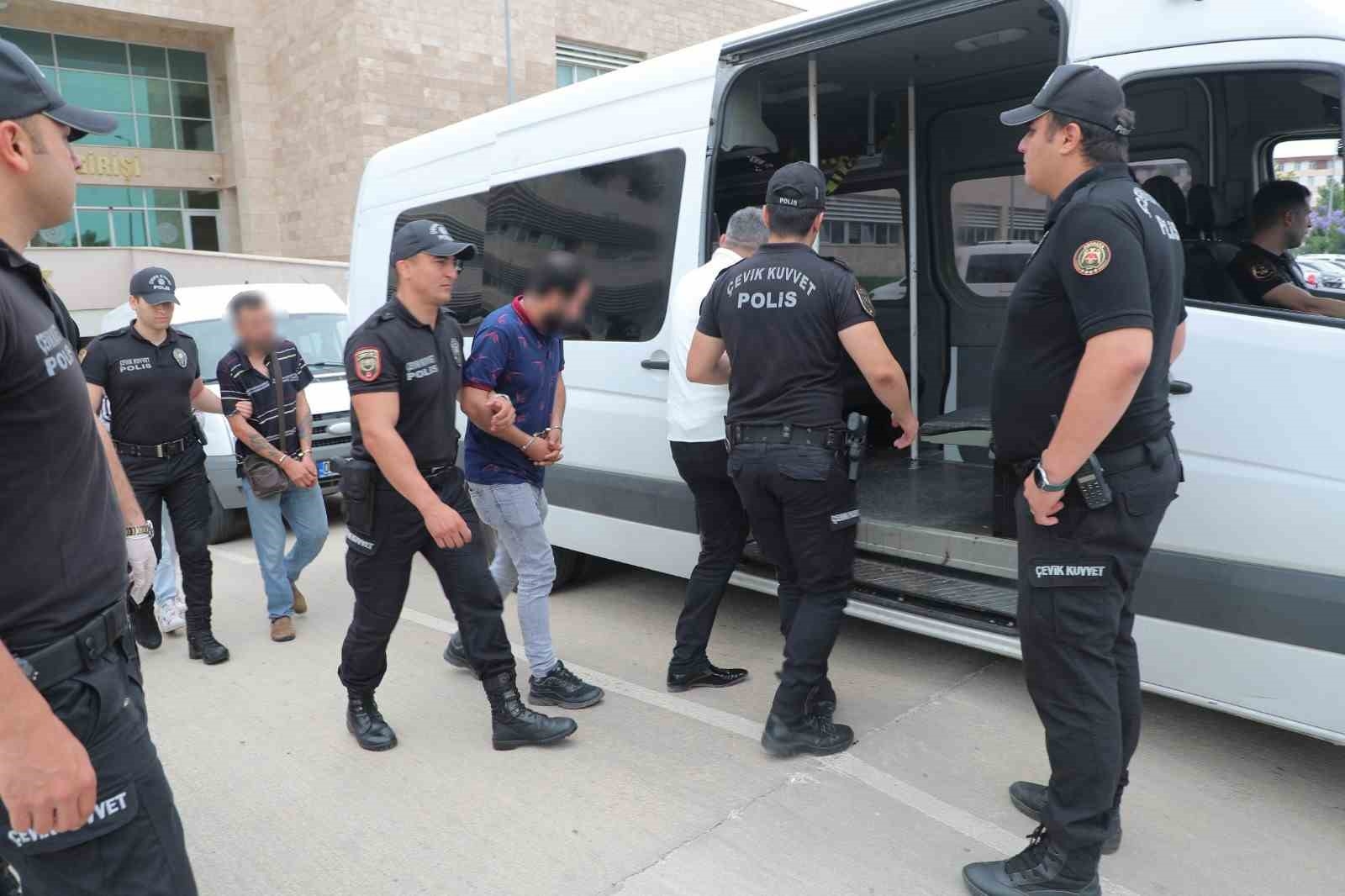 Antalya'da polis tarafından aranan 60 firari yakalandı