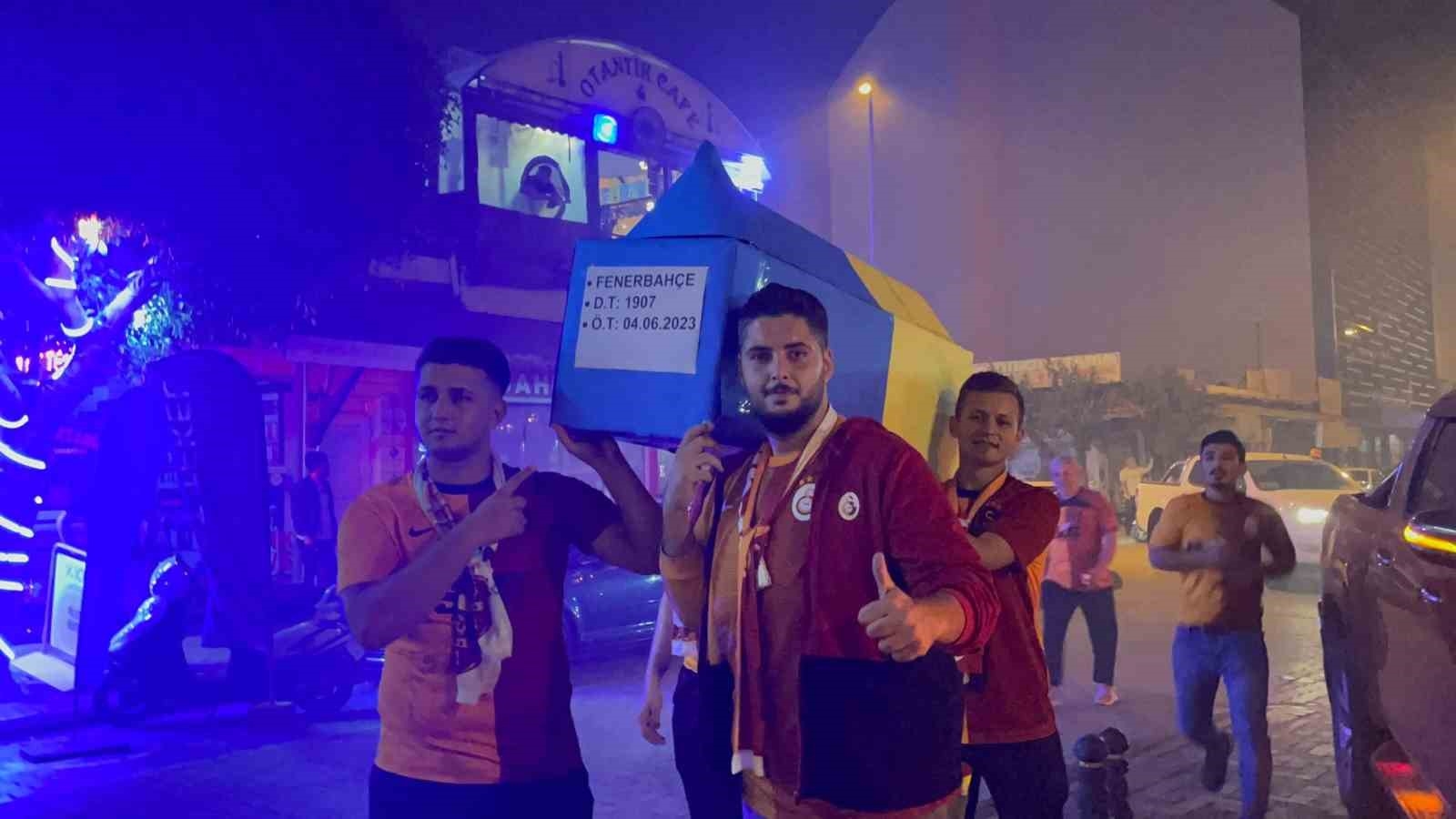 Antalya'da sarı-kırmızılı taraftarlar Fenerbahçe'nin temsili tabutunu kaldırdı